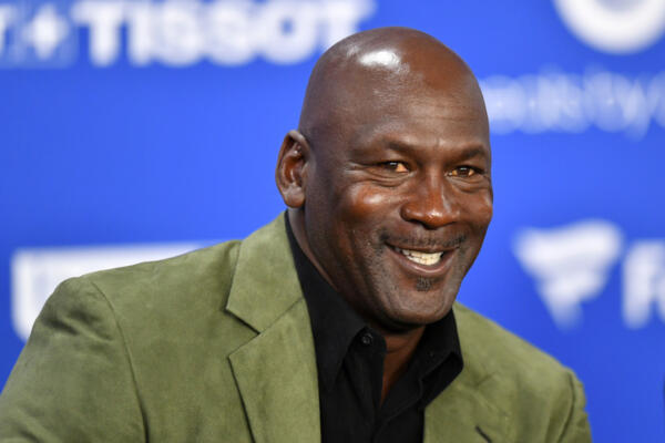 Su majestad, Michael Jordan, no pudo ocultar su alegría: “Estoy muy emocionado”, afirmó Jordan, quien estará en un rol que maneja de forma muy inteligente y que tiene el visto bueno de los principales actores del deporte en el que él llevo muchas alegrías a las familias. 