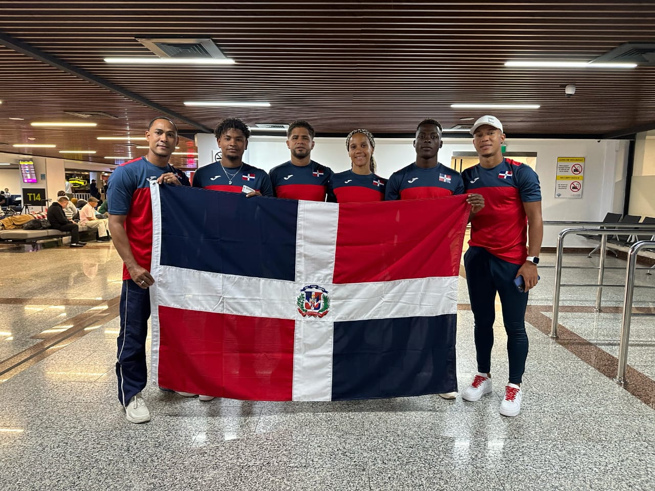 La delegación la conforman el entrenador nacional y dirigente deportivo Kenny Núñez Veras, junto a los atletas Karina Fermín, Gabriel Domínguez, Yeraldo Devora, Brayan Almonte y Carlos Andrés Pérez.