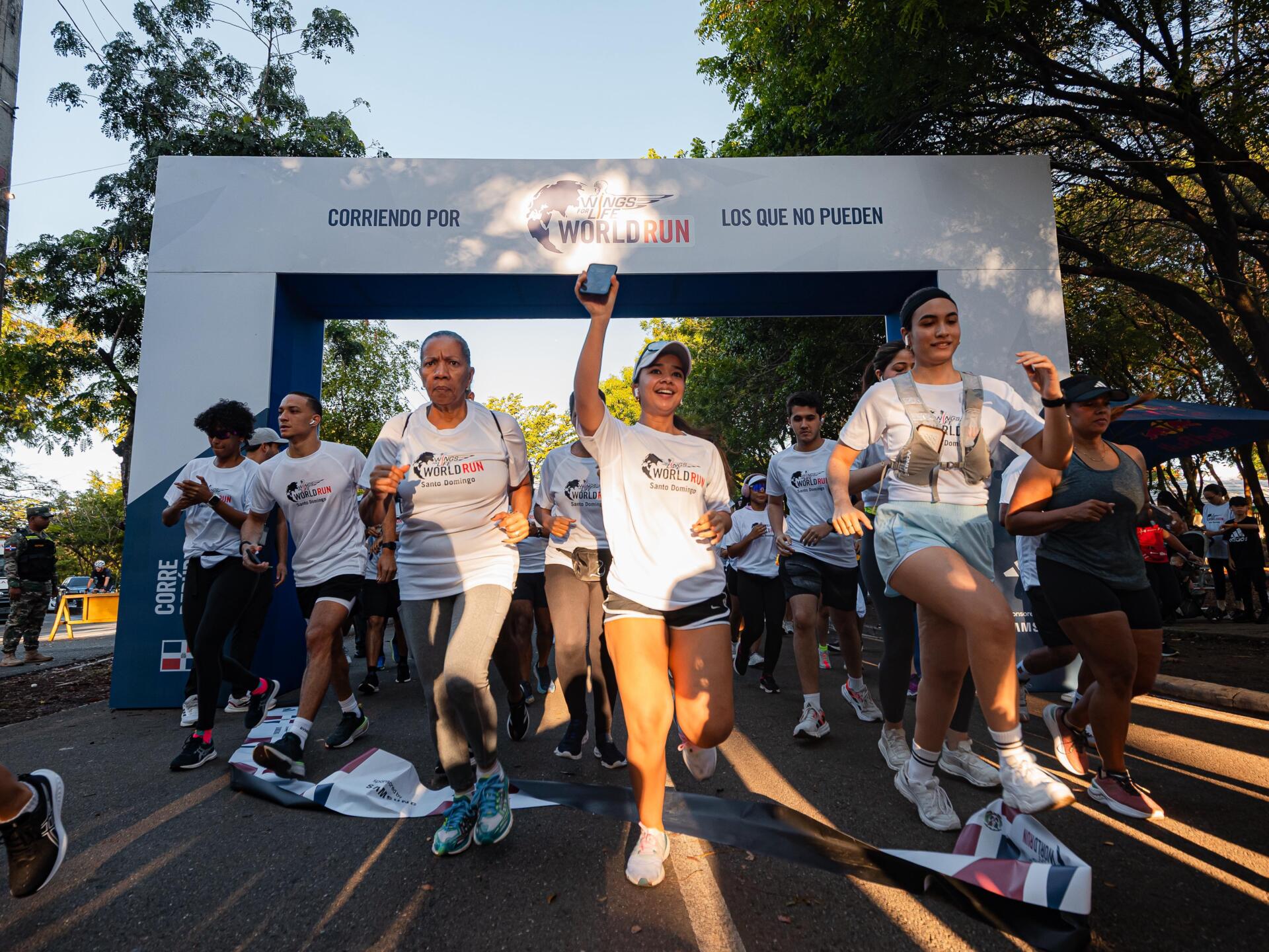Wings for Life World Run 2025 unió a personas de todo el mundo en un poderoso y alegre movimiento por una única causa: encontrar una cura para las lesiones medulares. El evento de este año superó los límites, vio cómo se rompían barreras y se pulverizaban récords, recaudando la asombrosa cifra de 8.600.000 euros. Ahora, el 100% de las cuotas de inscripción y de los donativos se destinará a la investigación vital y a los ensayos clínicos para encontrar una cura para la lesión medular.