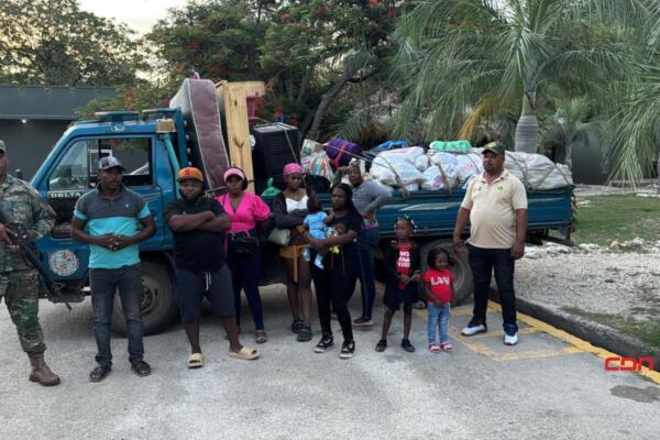 Transportaban en la cama del referido vehículo a siete nacionales haitianos. Foto: Fuente externa 
