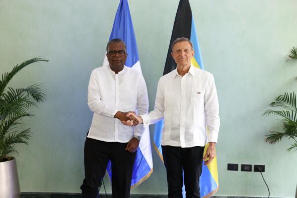 El canciller Roberto Álvarez y su homólogo de la Mancomunidad de Las Bahamas, Frederick Mitchell.