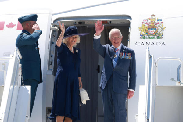 El rey Carlos III de Gran Bretaña y la reina Camila saludan al partir del Aeropuerto Internacional Macdonald-Cartier en Ottawa, Canadá, el 27 de mayo de 2025. AFP