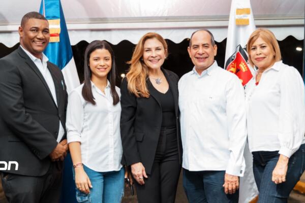 Carolina Mejía ilumina las calles del sector Rosmil. (foto, fuente externa)