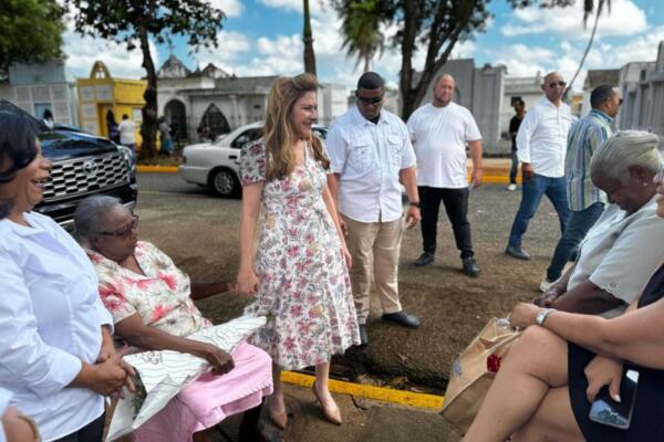 Alcaldesa Carolina Mejía visita cementerio de la Máximo Gómez con motivo del Día de las Madres.