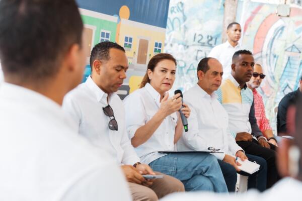 Alcaldesa Carolina Mejía llega al sector Los Praditos y conversa con comunitarios. 