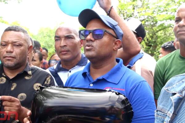 Comunitarios y miembros de la ADP en SJM durante una manifestación, en la cual reprochan las condiciones en que se encuentra un liceo en el distrito municipal La Jagua. Foto: CDN Digital