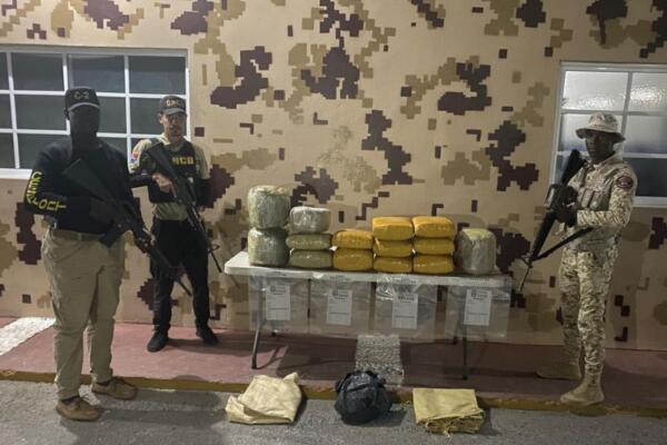 Cesfront y DNCD decomisan 135 libras de presunta marihuana durante operativo en Pedernales.