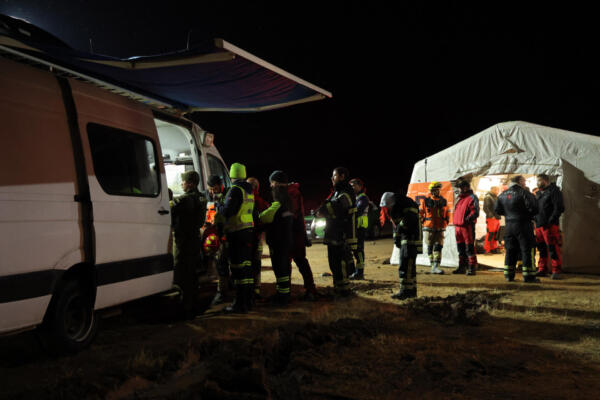 Los equipos de emergencia establecieron un campamento base para buscar una ambulancia aérea desaparecida en la comuna de Curacaví, Región Metropolitana de Chile, el 8 de mayo de 2025.