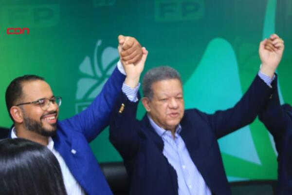 Christian Steffano González se juramenta en la Fuerza del Pueblo. (Foto, fuente externa)
