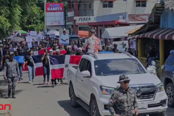 Comunitarios marchan tras asesinato de hacendado atribuido a nacional haitiano. Foto: CDN Digital 