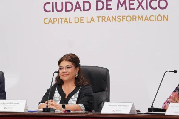 Alcaldesa de Ciudad de México defiende estrategia de seguridad tras asesinato de colaboradores.