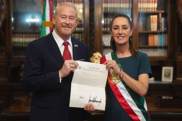 La mandataria mexicana, Claudia Sheinbaum, junto al nuevo embajador de los Estados Unidos en México, Ronald Johnson. EFE