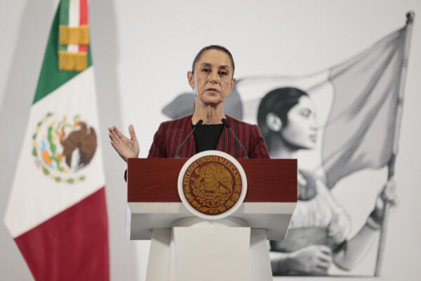 La presidenta de México, Claudia Sheinbaum, habla durante su conferencia de prensa diaria este martes, en Palacio Nacional de la Ciudad de México. EFE