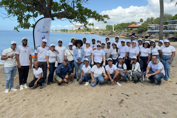 La Firma Deloitte República Dominicana fortaleció su compromiso con el medio ambiente mediante una jornada de limpieza en Playa Montesinos.