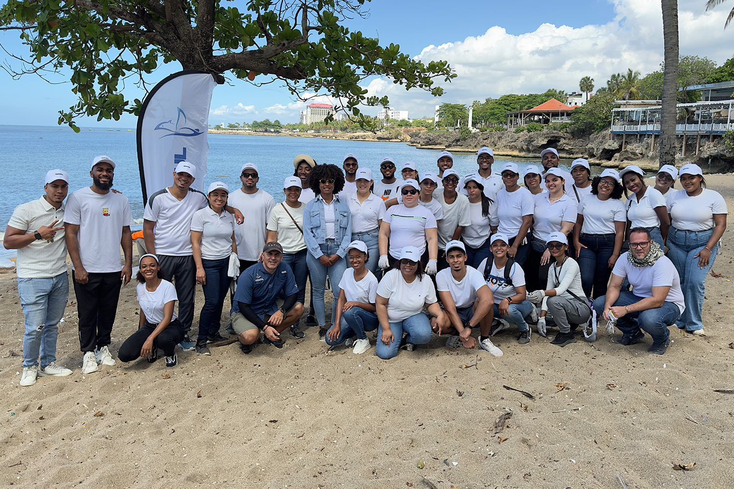 La Firma Deloitte República Dominicana fortaleció su compromiso con el medio ambiente mediante una jornada de limpieza en Playa Montesinos.