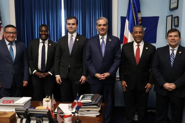 En la reunión participaron, el congresista de origen dominicano, Adriano Espaillat y la embajadora dominicana en los Estados Unidos, María Isabel Castillo Báez. Foto: Fuente externa 
