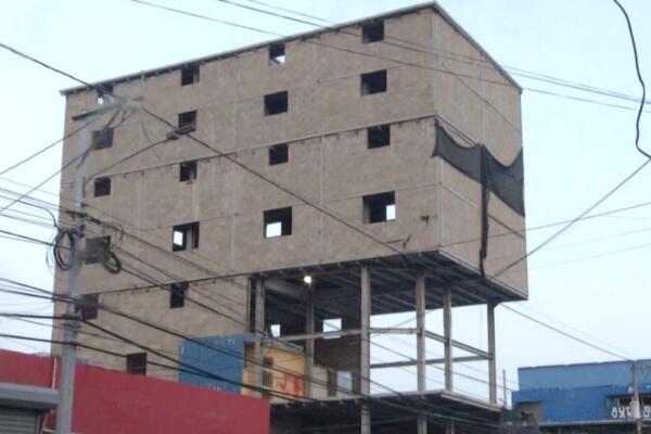 Autoridades paralizan construcción de edificio por peligro de colapso.