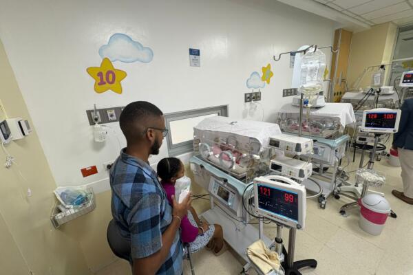 Una madre primeriza dio a luz de cuatrillizos exitosamente en el Hospital Metropolitano de Santiago (HOMS).