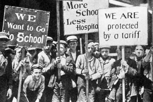 El origen de esta conmemoración se remonta a Estados Unidos, específicamente a Chicago, donde en 1886 miles de trabajadores se levantaron en huelga para exigir una jornada laboral de 8 horas. Foto: Fuente externa.