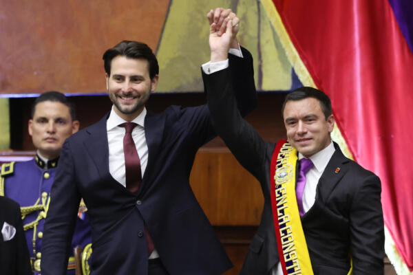 El presidente de Ecuador, Daniel Noboa (d), posa con la banda presidencial junto al presidente de la Asamblea Nacional, Niels Olsen (i), este sábado. EFE/ José Jácome