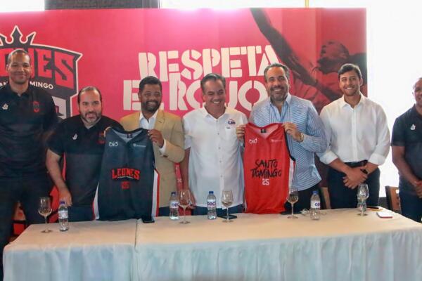De izquieda a derecha Eulis Báez, dirigente Leones de Santo Domingo, Doré Vicioso director de marketíng y ejecutivo Leones de Santo Domingo, Joel Lithgow, ejecutivo Leones de Santo Domingo,  Antonio Mir Presidente de la LNB, Alberto Rodríguez, ejecutivo Leones de Santo Domingo, Raymond Rodríguez, presidente grupo GBC y Alberto Ozuna, gerente de operaciones de baloncesto de Leones de Santo Domingo.