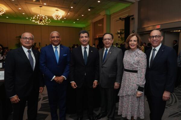 De izquierda a derecha, los señores Juan Lehoux, Ervin Novas Bello, Christopher Paniagua, Héctor Valdez Albizu, Clarissa de la Rocha de Torres, y Fausto Arturo Pimentel Peña. Foto: Fuente externa 