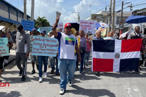 Decenas de comunitarios del municipio de Nagua realizaron una marcha pacífica este martes.