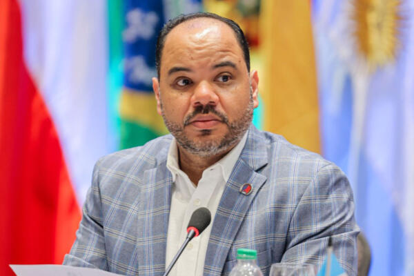 Defensor del Pueblo se reúne con autoridades y líderes comunitarios en Villa Altagracia