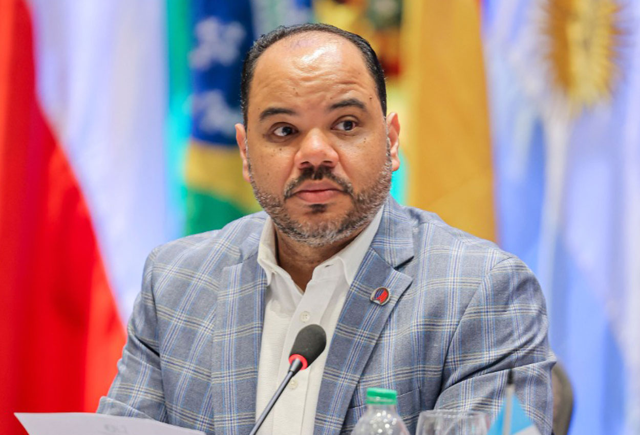 Defensor del Pueblo se reúne con autoridades y líderes comunitarios en Villa Altagracia