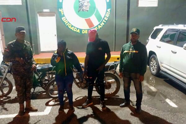 Detenidos por transportar haitianos ilegales.