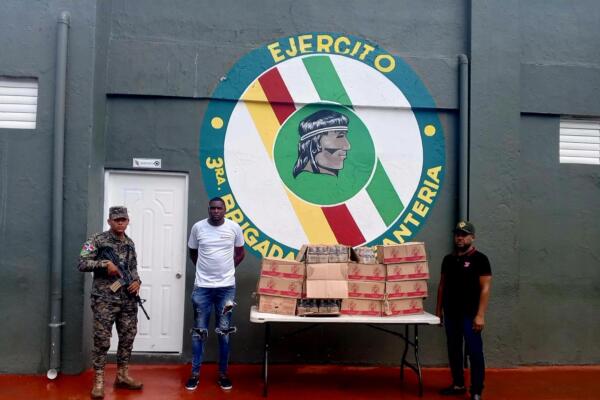 Un contrabando de 672 botellas de ron en San Juan de la Maguana terminó ocupado por miembros del Ejército de República Dominicana.