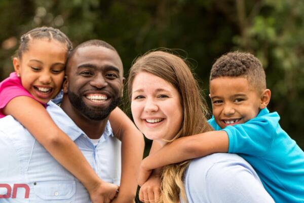Imagen de una familia sonriendo. Foto: Fuente externa  