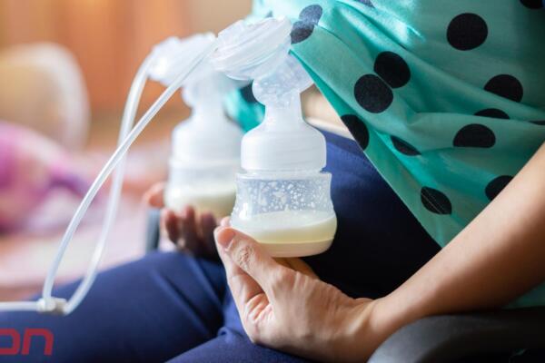 Una mujer extrayendo leche materna de sus senos. Foto: Fuente externa 