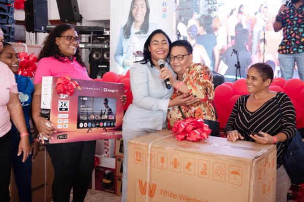 Diputada celebra por todo lo alto a las madres en Santo Domingo Oeste