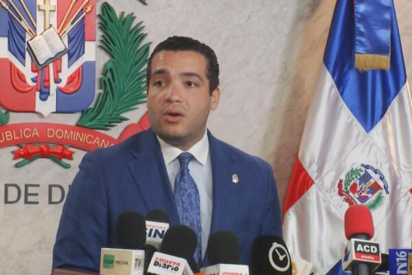 Diputado Charles Mariotti, anunciando el sometimiento de resolución para retiro de ley mordaza