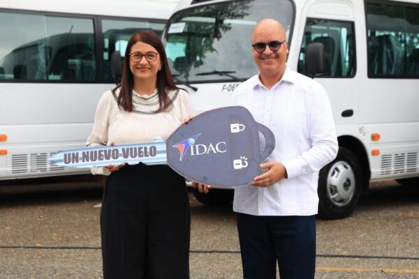 Director del IDAC entrega nuevos autobuses para el transporte del personal.