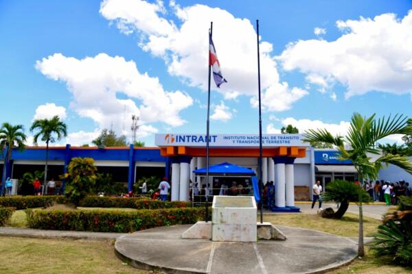 Director del Intrant se reúne con transportistas en El Seibo 