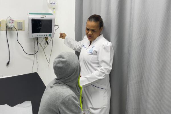 Directora de Hospital de Nagua atiende paciente. 
Foto: Rafael Salazar