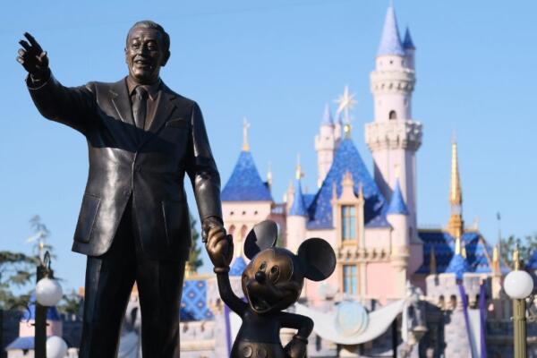 Fotografía de archivo de una estatua de Walt Disney en el parque temático de Anaheim. EFE