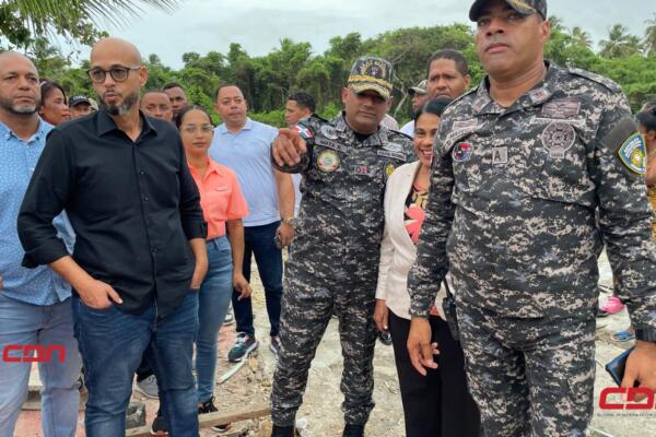 Durante un recorrido por la comunidad, las autoridades compartieron con residentes y líderes comunitarios.