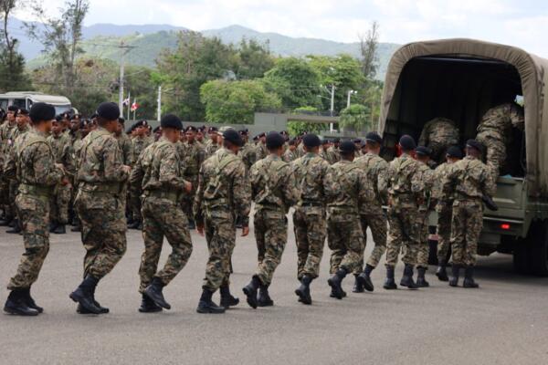 El Ejército de la República Dominicana desplegó 800 soldados en la línea fronteriza para reforzar la seguridad nacional.