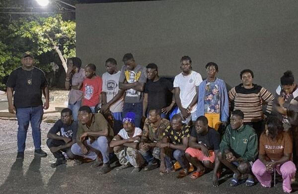 ERD detiene vehículo con 19 haitianos en condición irregular en Mao