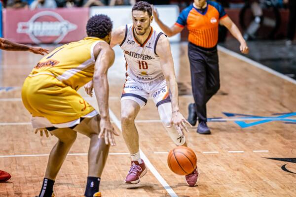 Eddy Polanco de los Indios de SFM, ataca ante la defensa de Juan Guerrero de Metros de Santiago en la acción del miércoles de la LNB