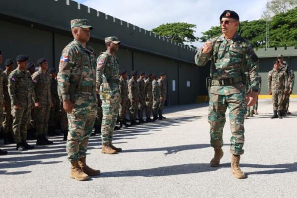 Comandante del Ejército supervisa el despliegue de tropas en la zona fronteriza.