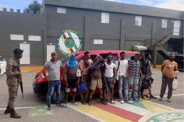 Ejército detiene a dos hombres en San Juan por tráfico de haitianos indocumentados.