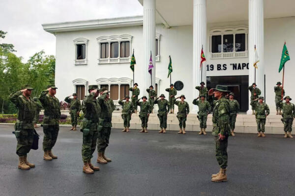 Esta foto de folleto publicada el 12 de mayo de 2025 por el Ministerio de Defensa de Ecuador muestra el despliegue de tropas de la Brigada de Selva # 19 en Puerto Francisco de Orellana, Ecuador, el 11 de mayo de 2025. AFP