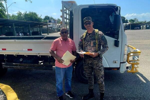 Ejército recupera en Dajabón camión robado en SD y lo entrega a su propietario.