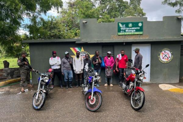 Ejército intercepta grupo de haitianos sin documentos en varias provincias.