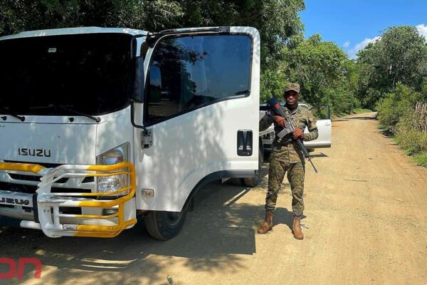 Imagen de un miembro del Ejército junto al camión reportado como robado en SD. Foto: Fuente externa