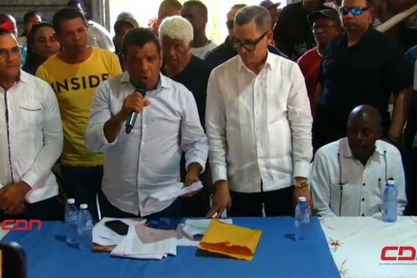 El ministro de Trabajo, Eddy Olivares Ortega, respaldó la postura del legislador azuano.